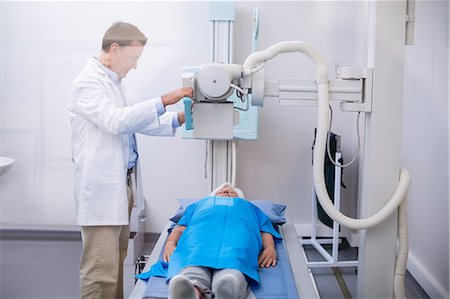 simsearch:6109-08830024,k - Senior woman undergoing an x-ray test Foto de stock - Sin royalties Premium, Código: 6109-08830460