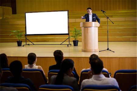 pupitre (orateur) - Male business executive giving a speech Photographie de stock - Premium Libres de Droits, Code: 6109-08830467