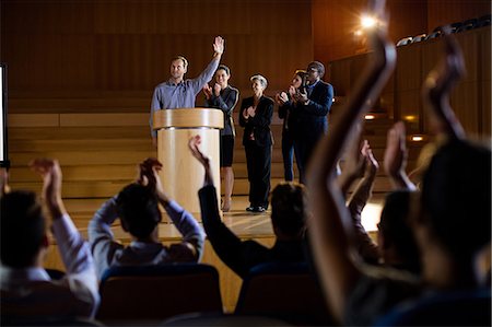 simsearch:6109-08830511,k - Audience applauding speaker after conference presentation Photographie de stock - Premium Libres de Droits, Code: 6109-08830481