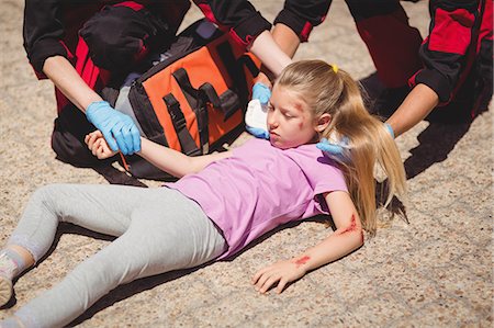 simsearch:614-02763947,k - Paramedics examining injured girl Foto de stock - Sin royalties Premium, Código: 6109-08830412