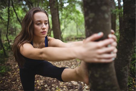 simsearch:6109-08830641,k - Woman performing yoga in forest Photographie de stock - Premium Libres de Droits, Code: 6109-08830613