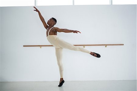 simsearch:693-03316980,k - Ballerino practicing ballet dance Foto de stock - Royalty Free Premium, Número: 6109-08830859