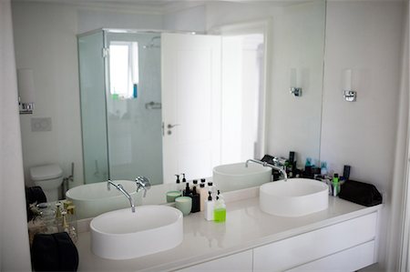 simsearch:400-07053921,k - Empty bathroom with hand wash basin at home Photographie de stock - Premium Libres de Droits, Code: 6109-08944198