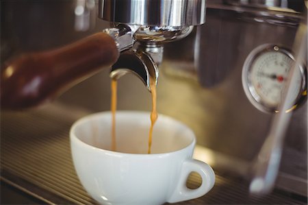 pouring cappuccino - Close-up of espresso pouring from coffee machine in café Foto de stock - Sin royalties Premium, Código: 6109-08944136