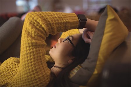 simsearch:693-07456008,k - Thoughtful woman lying on sofa in living room at home Foto de stock - Sin royalties Premium, Código: 6109-08944350