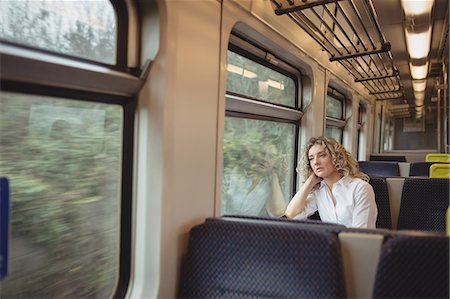 estar de vacaciones - Thoughtful woman looking out through train window Foto de stock - Sin royalties Premium, Código: 6109-08944321