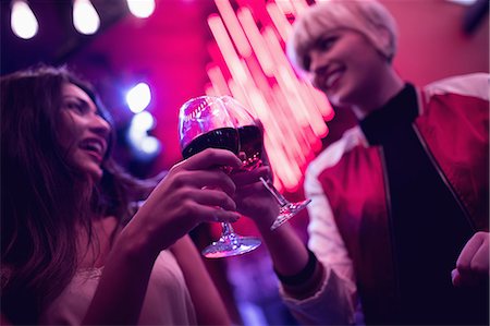 Smiling friends toasting wine glasses in bar Foto de stock - Sin royalties Premium, Código: 6109-08944457