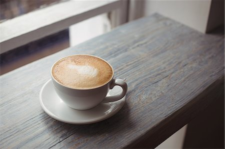 Close-up of cup of coffee on wooden table Foto de stock - Sin royalties Premium, Código: 6109-08944434