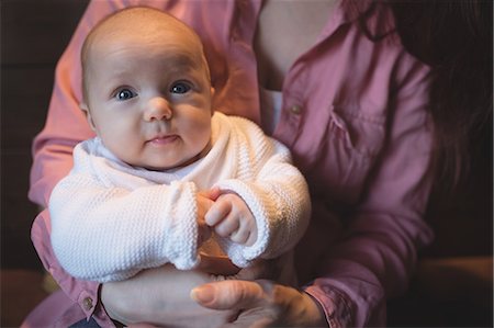 simsearch:6109-08944514,k - Mid section of mother holding her baby in café Foto de stock - Sin royalties Premium, Código: 6109-08944505