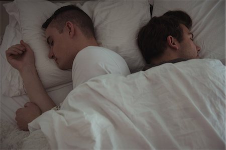 High angle view of gay couple sleeping together on the bed Foto de stock - Sin royalties Premium, Código: 6109-08944646