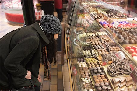 simsearch:6109-08928565,k - Woman looking at desserts at dessert counter in bakery counter Stockbilder - Premium RF Lizenzfrei, Bildnummer: 6109-08944743