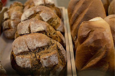 Einkorn bread and sourdough bread kept together at the bakery counter in the supermarket Photographie de stock - Premium Libres de Droits, Code: 6109-08944749