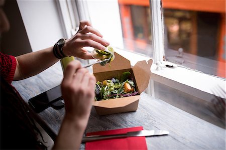simsearch:649-09148681,k - Woman pouring green sauce on a salad in café Stockbilder - Premium RF Lizenzfrei, Bildnummer: 6109-08944943