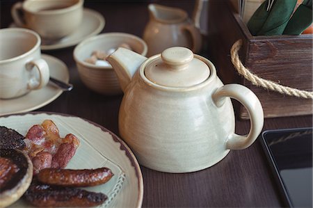 simsearch:6109-08944310,k - Close up of teapot and plate of english breakfast on table in café Photographie de stock - Premium Libres de Droits, Code: 6109-08944950