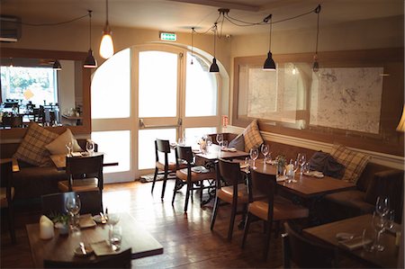 Tables and chairs arranged in empty modern coffee shop Photographie de stock - Premium Libres de Droits, Code: 6109-08944951