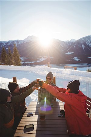 simsearch:6109-08945043,k - Skiers friends toasting glasses of beer in ski resort during winter Foto de stock - Sin royalties Premium, Código: 6109-08944922