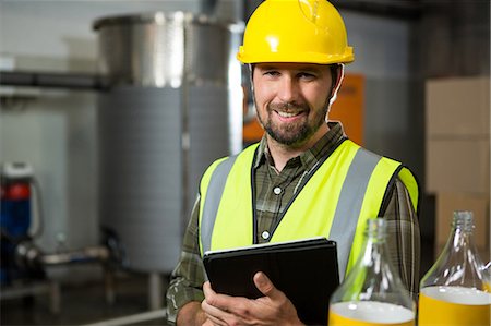 simsearch:6109-08945092,k - Portrait of smiling male worker holding digital tablet in factory Stockbilder - Premium RF Lizenzfrei, Bildnummer: 6109-08945123