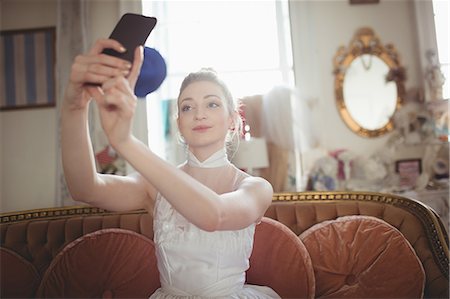 starting ceremony - Young bride taking a selfie in a boutique Foto de stock - Sin royalties Premium, Código: 6109-08945264