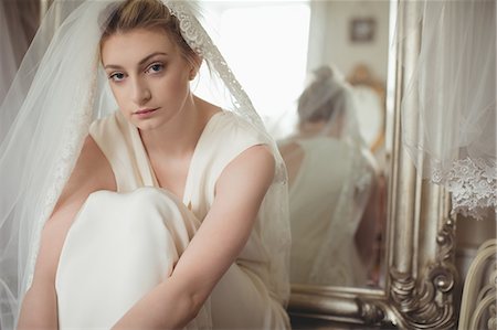 simsearch:670-06450369,k - Portrait of young bride in a white dress at boutique Photographie de stock - Premium Libres de Droits, Code: 6109-08945274