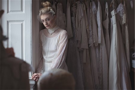 simsearch:670-06450369,k - Portrait of young bride standing near window in a boutique Photographie de stock - Premium Libres de Droits, Code: 6109-08945282