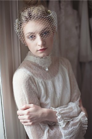 simsearch:670-06450369,k - Young bridal standing with arms crossed in a boutique Photographie de stock - Premium Libres de Droits, Code: 6109-08945284