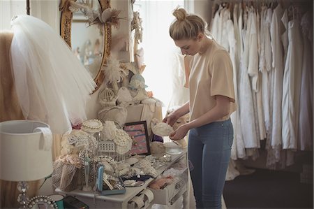 simsearch:6109-08945279,k - Young woman selecting various accessories in a boutique Photographie de stock - Premium Libres de Droits, Code: 6109-08945293