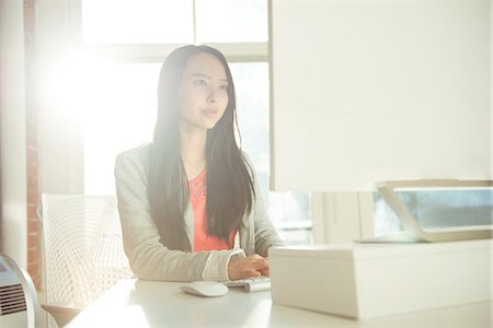 simsearch:6109-08945337,k - Female executive working on computer at desk in office Fotografie stock - Premium Royalty-Free, Codice: 6109-08945355