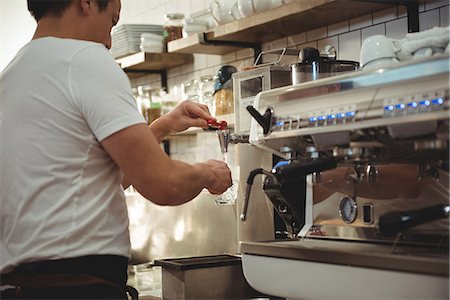 Midsection of male barista pouting hot water into cup in coffee shop Photographie de stock - Premium Libres de Droits, Code: 6109-08945393