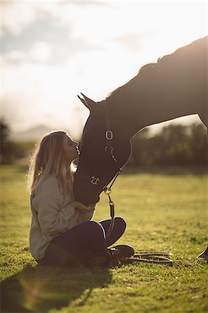 simsearch:614-06044165,k - Woman petting horse in farm on a sunny day Foto de stock - Sin royalties Premium, Código: 6109-08945497