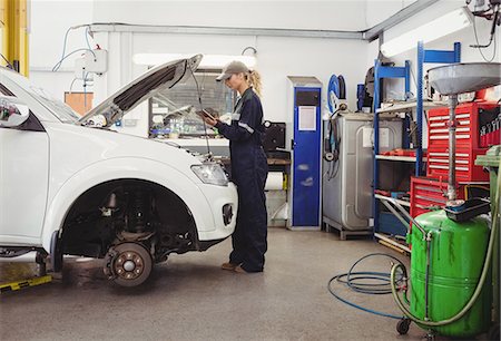 Female mechanic using digital tablet Stockbilder - Premium RF Lizenzfrei, Bildnummer: 6109-08952651