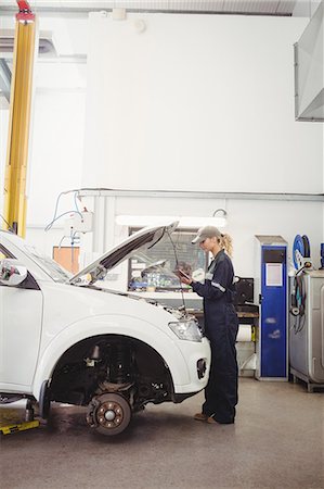 Female mechanic using digital tablet Stockbilder - Premium RF Lizenzfrei, Bildnummer: 6109-08952652