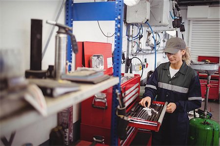 Female mechanic arranging tools in toolkit Stockbilder - Premium RF Lizenzfrei, Bildnummer: 6109-08952657