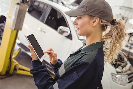 simsearch:6109-08952663,k - Female mechanic using digital tablet Foto de stock - Sin royalties Premium, Código: 6109-08952654