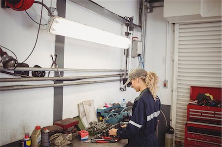 Female mechanic arranging tools Stockbilder - Premium RF Lizenzfrei, Bildnummer: 6109-08952656