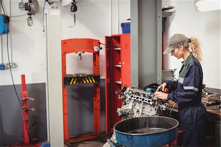 Female mechanic oiling car parts Stockbilder - Premium RF Lizenzfrei, Bildnummer: 6109-08952664