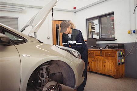 Female mechanic servicing car Stockbilder - Premium RF Lizenzfrei, Bildnummer: 6109-08952668