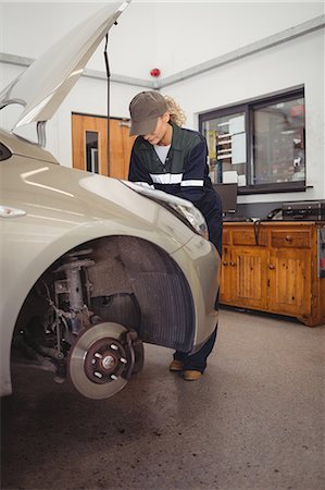 Female mechanic servicing car Stockbilder - Premium RF Lizenzfrei, Bildnummer: 6109-08952669