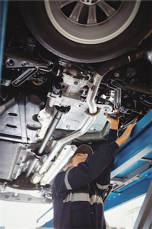 estación de trabajo - Female mechanic examining a car with flashlight Foto de stock - Sin royalties Premium, Código: 6109-08952673