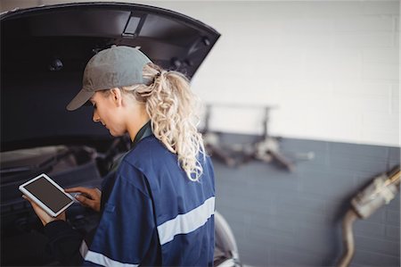 female mechanic - Female mechanic using digital tablet Foto de stock - Sin royalties Premium, Código: 6109-08952685