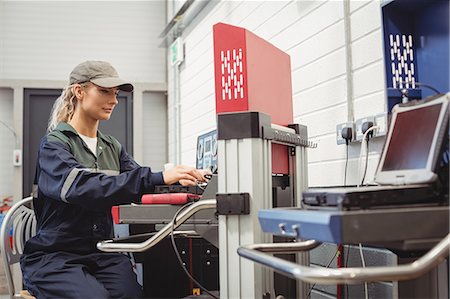 Female mechanic using laptop Stock Photo - Premium Royalty-Free, Code: 6109-08952697