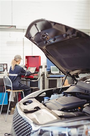 female mechanic - Female mechanic using laptop Foto de stock - Sin royalties Premium, Código: 6109-08952695