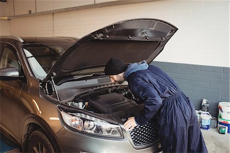 simsearch:6102-07158121,k - Mechanic servicing car Stockbilder - Premium RF Lizenzfrei, Bildnummer: 6109-08952745