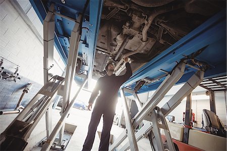 Mechanic examining a car Photographie de stock - Premium Libres de Droits, Code: 6109-08952759