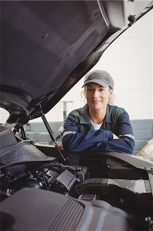 simsearch:6109-08952663,k - Portrait of female mechanic standing with arms crossed Foto de stock - Sin royalties Premium, Código: 6109-08952700