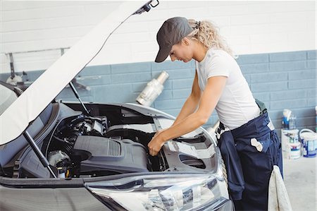 female mechanic - Female mechanic servicing car Foto de stock - Sin royalties Premium, Código: 6109-08952705