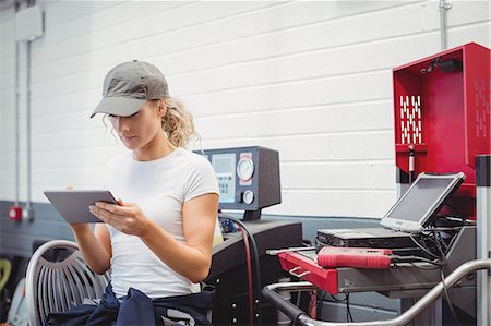 Female mechanic using digital tablet Stock Photo - Premium Royalty-Free, Code: 6109-08952708