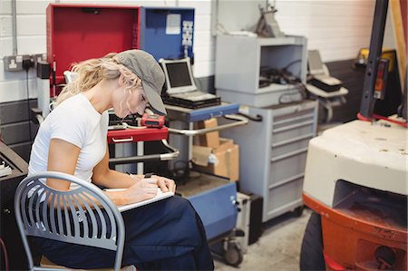 Female mechanic writing on notebook Stockbilder - Premium RF Lizenzfrei, Bildnummer: 6109-08952711