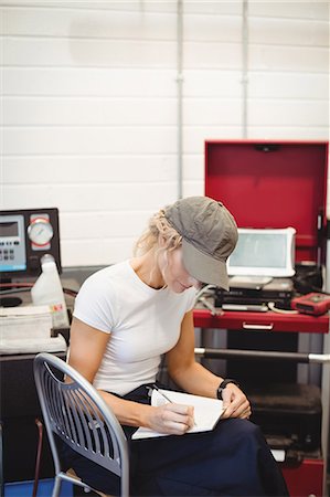 Female mechanic writing on notebook Stockbilder - Premium RF Lizenzfrei, Bildnummer: 6109-08952712