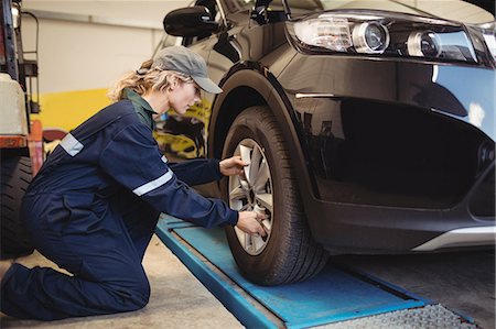 Female mechanic examining a car wheel Stockbilder - Premium RF Lizenzfrei, Bildnummer: 6109-08952717