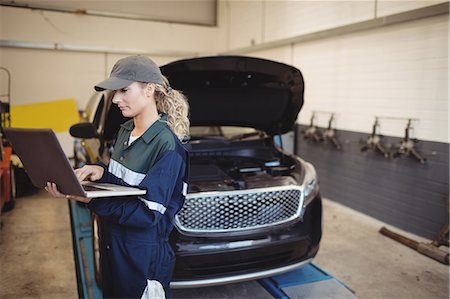 female mechanic - Female mechanic using laptop Foto de stock - Sin royalties Premium, Código: 6109-08952716